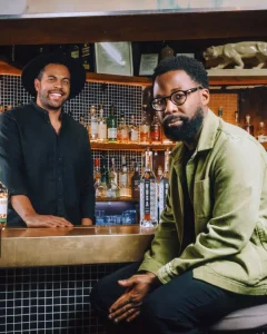 Chris Frederick és Damola Timeyin, a Spearhead Spirits alapítói, bemutatják a baobabbal ízesített Bayab gint, az afrikai párlatok meghatározó egy darabját.