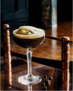Az Espresso Martini egy elegáns klasszikus a koktélok között! Friss eszpresszó, vodka és kávélikőr keveréke, amely egyaránt népszerű étkezések után és bulikban.