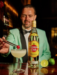 A Dry Martini bár belső tere letisztult, elegáns és klasszikus stílusban, a Carrer d’Aribau 162-166 szám alatt található Barcelonában. A martini koktél itt igazán kivételes.