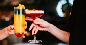 Egy shaker, egy keverőkanál és egy mérce elegendő ahhoz, hogy igényes és ízletes koktélok széles választékát készíthessük el akár az otthonunk kényelmében is.