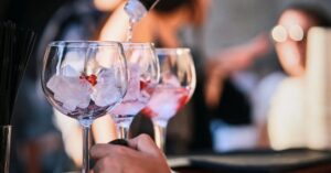 A Hugo koktél elkészítése még kezdők számára is pofonegyszerűnek bizonyulhat, mégis olyan érzést kelt, mintha egy elegáns bárt varázsoltunk volna otthonunkba.