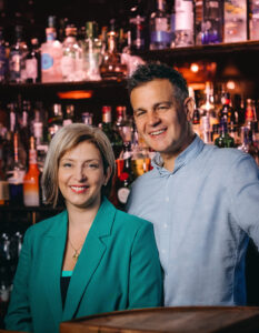 A szerzőpáros különleges kulisszatitkokat is elárul, mint például, hogy mire érdemes figyelni a gin kóstolásakor, és milyen technikával keverhetjük a legfinomabb koktélokat.