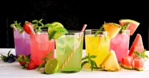 Egy koktélparti házigazdájaként gondoskodjunk 3-5 különböző koktélról, köztük alkoholmentes opcióról is, valamint elegendő jégről és dekorációs elemekről is.