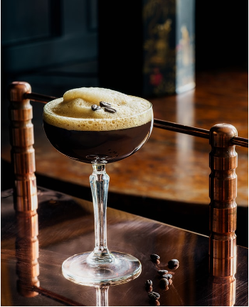 Fedezd fel az Espresso Martini egzotikus ízvilágát! A 80-as évek londoni koktéljának eleganciája egyesíti a kávét és a szeszes italokat, új élményt nyújtva.