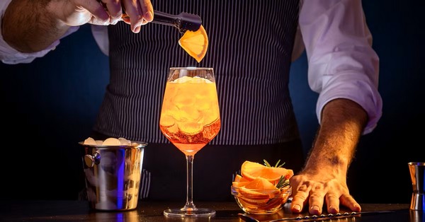 A tökéletes koktél elkészítése sokaknak egy titokzatos művészetnek tűnhet, amely számtalan bonyolult lépésből áll, mivel sok tévhit kering a köztudatban.