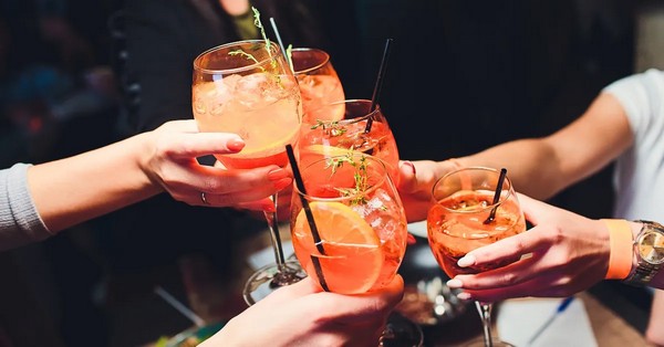 Egy jól elkészített ital segít átlépni a napi rohanásból az esti nyugalomba. Legyen az egy Gin & Tonicegy Aperol Spritz vagy egy Hugo a kanapéba süppedve.