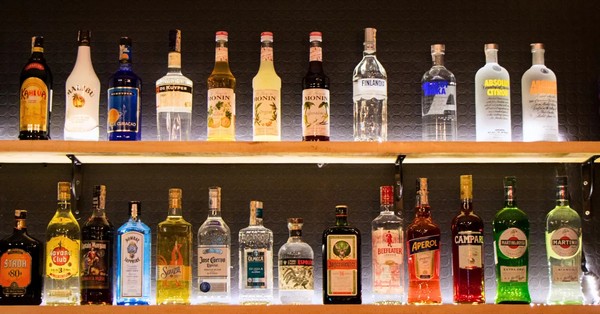 Fedezd fel, hogy milyen hagyományos alapitalokkal töltheted fel otthoni bárpultodat, hogy minden alkalomra a legmegfelelőbb italok álljanak rendelkezésre.